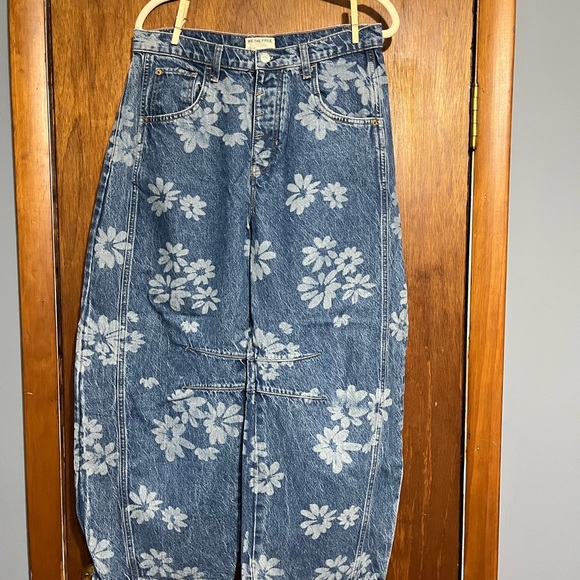 Free People We the Free Good Luck Printed Barrel Jeans - Laser Daisy - 28 🌼 - Picture 9 of 9